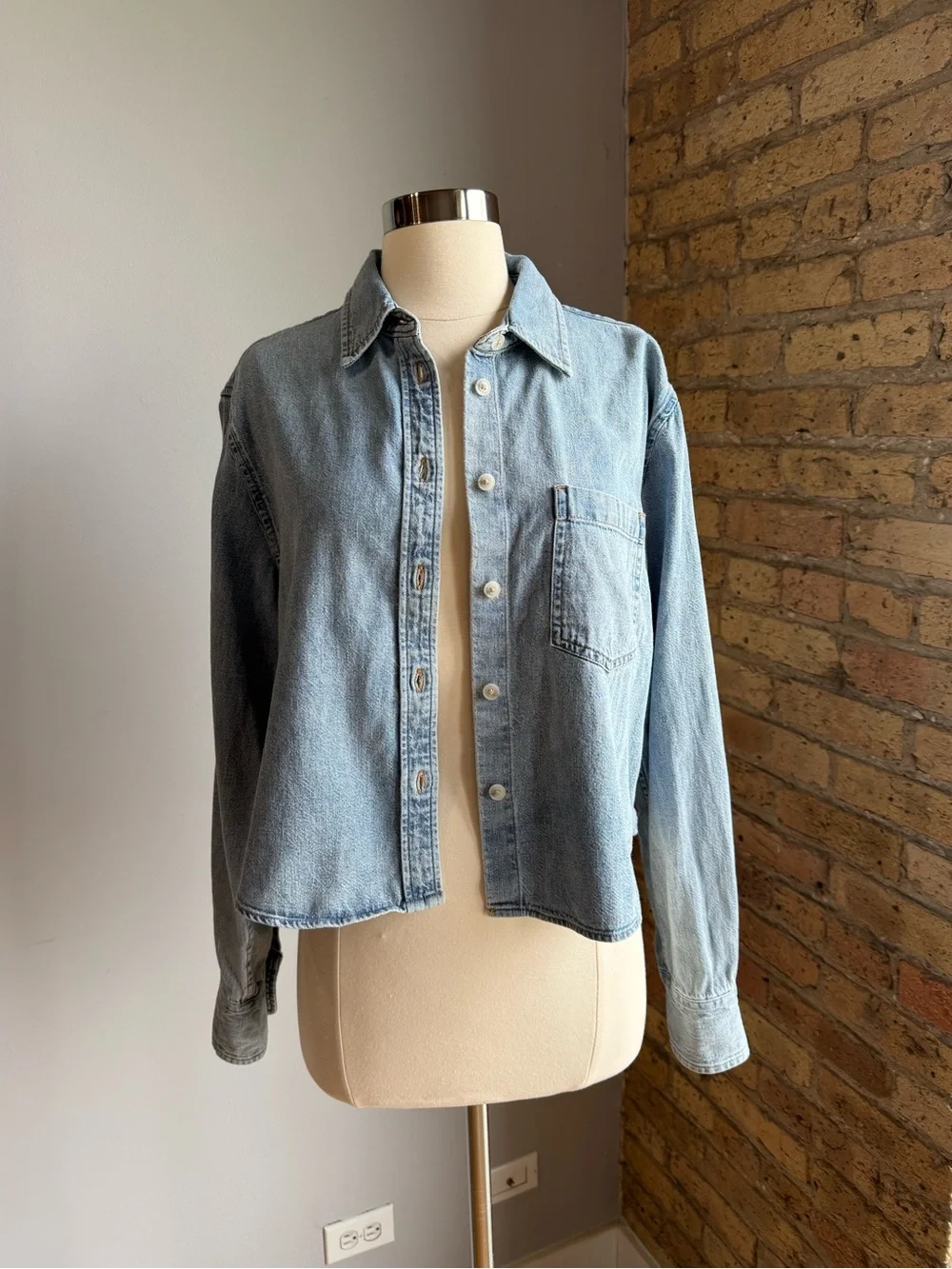 Aritzia Denim Forum ’80s Comfy Waist Denim Shirt in 7 Years Bleu Taboo - Picture 3 of 9